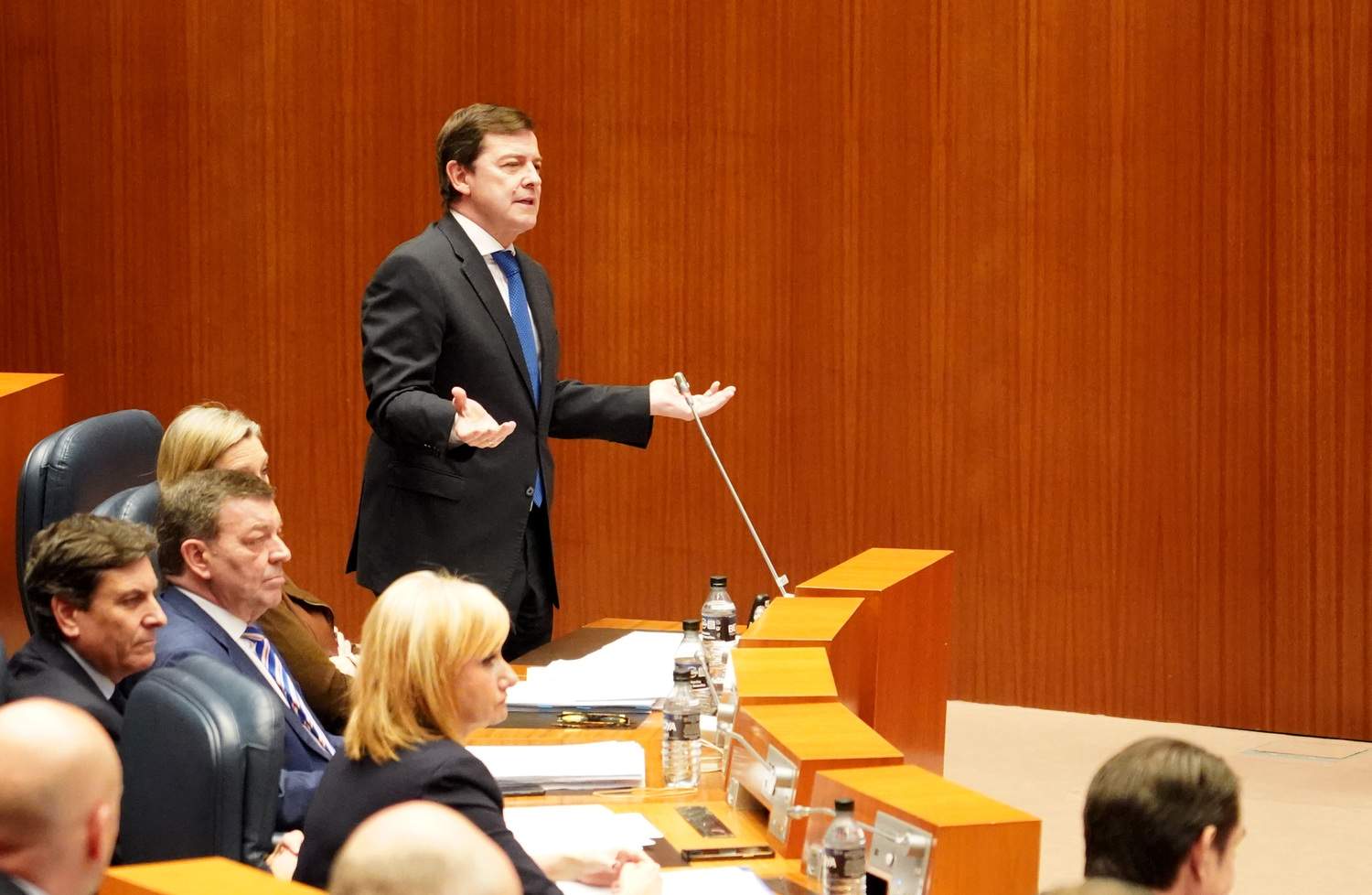 Alfonso Fernández Mañueco, presidente de la Junta, durante el pleno de las Cortes de Castilla y León | Leticia Pérez / ICAL