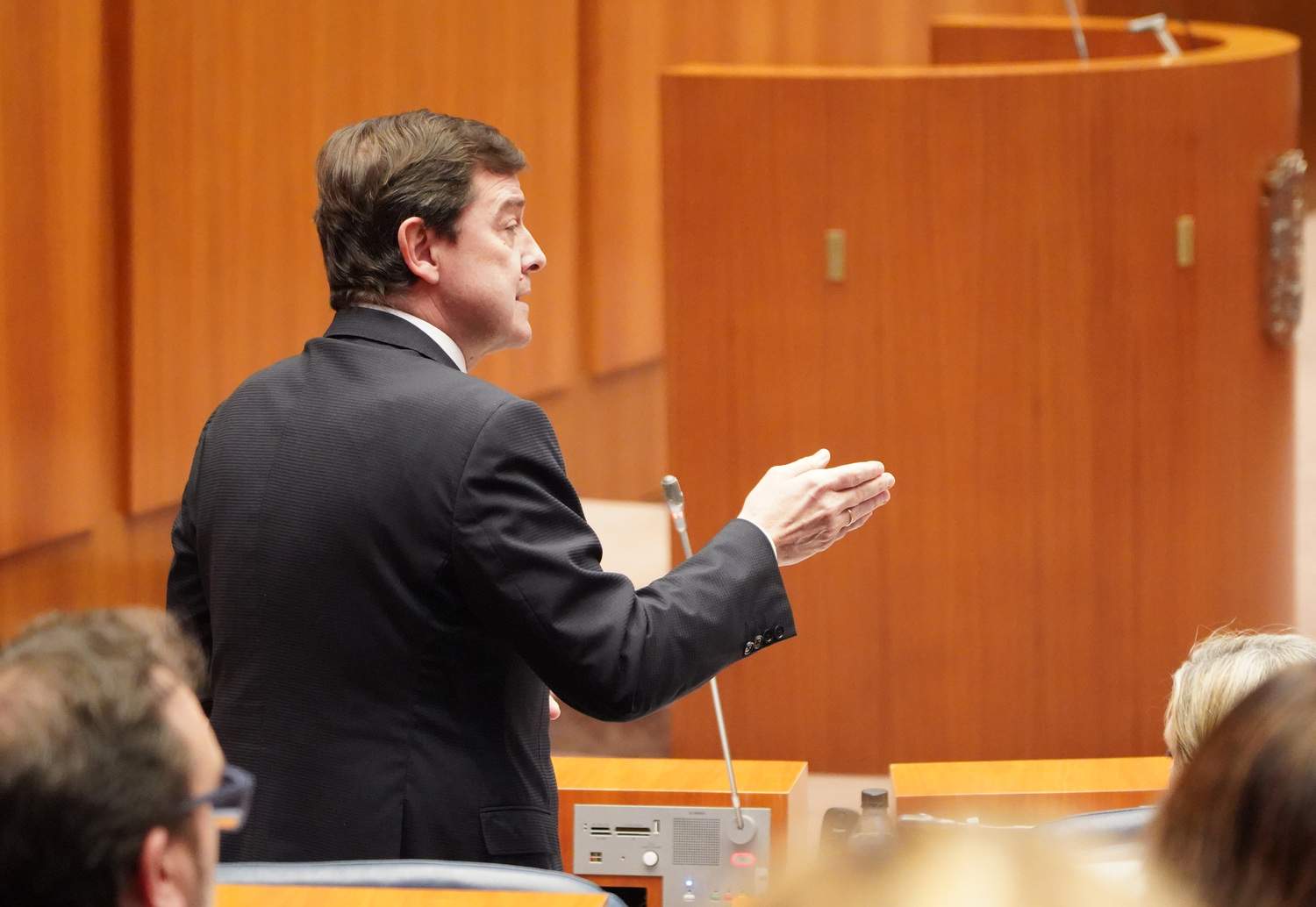 Alfonso Fernández Mañueco, presidente de la Junta, durante el pleno de las Cortes de Castilla y León | Leticia Pérez / ICAL