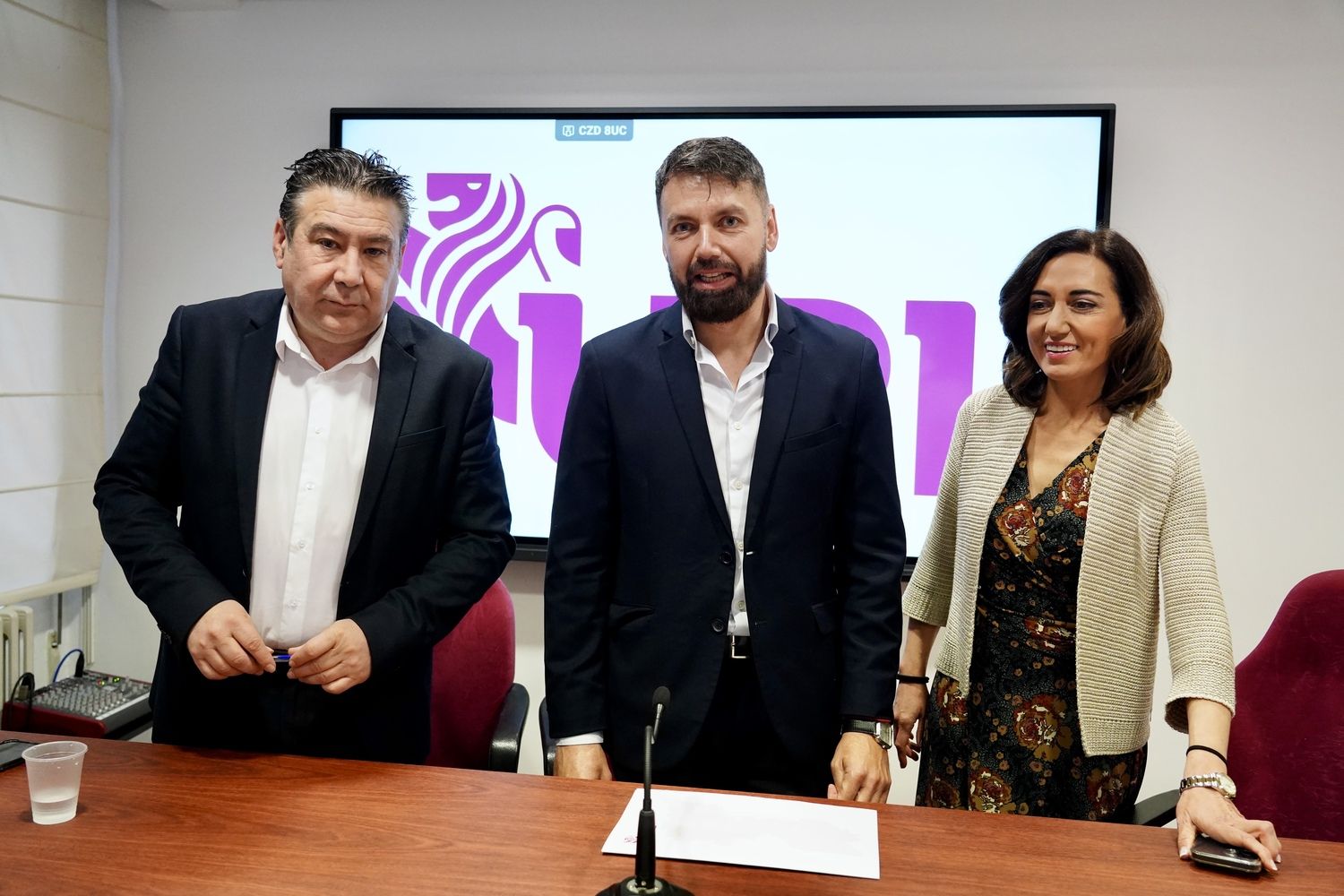 Los procuradores de UPL en las Cortes de Castilla y León, Luis Mariano Santos, Alicia Gallego y José Ramón García presentan la moción que llevan a esta sesión plenaria | Campillo / ICAL 