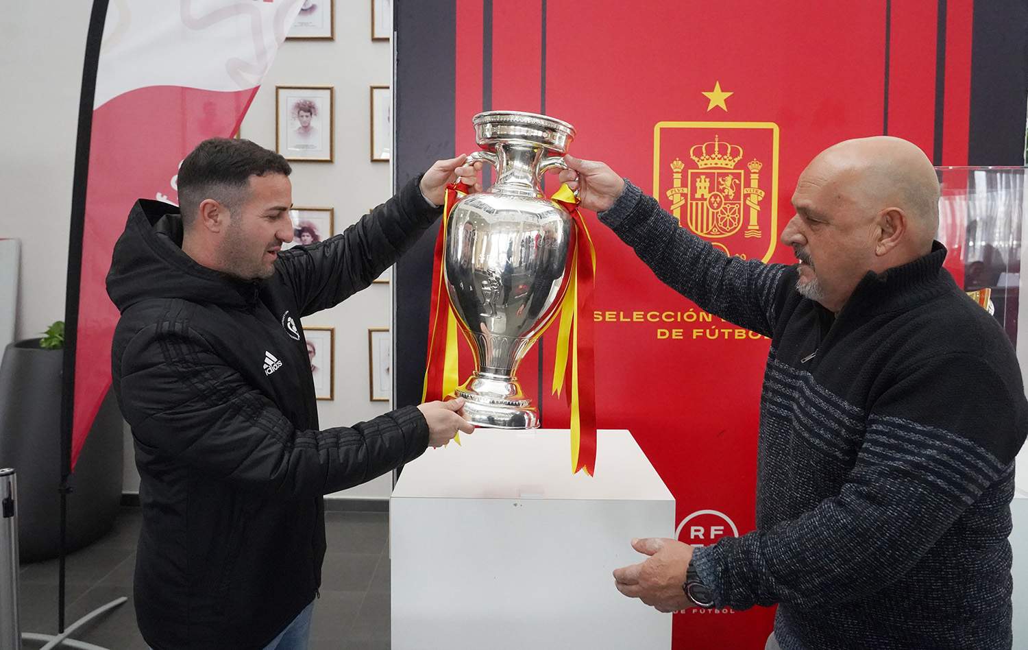 La sede de la RFCyLF exhibe la Eurocopa 2024y la Copa Mundial femenina del 2023.