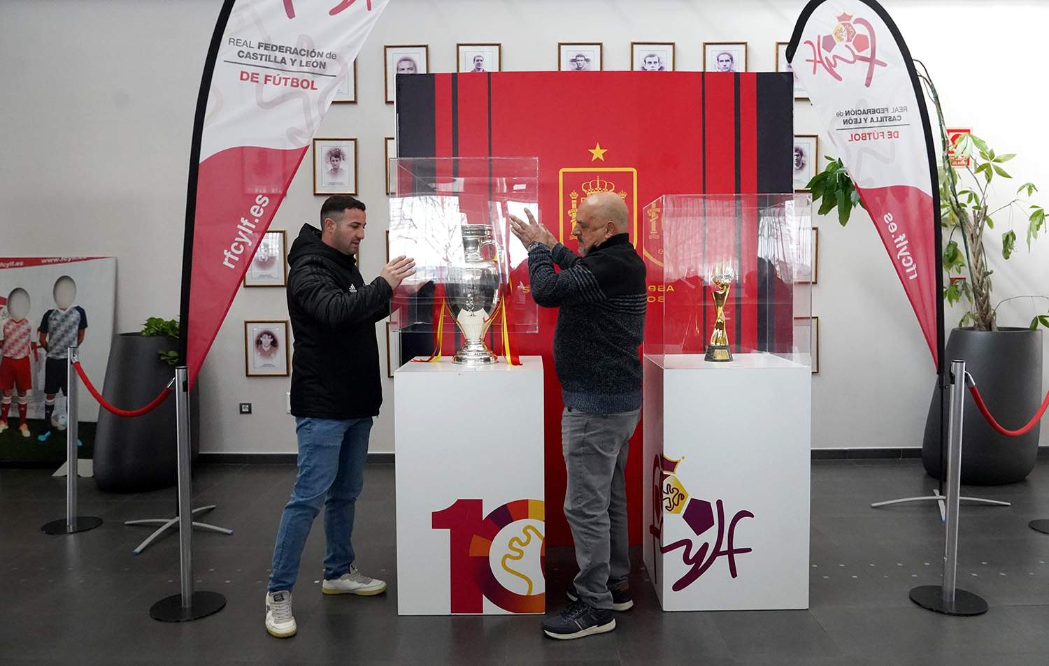 La sede de la RFCyLF exhibe la Eurocopa 2024y la Copa Mundial femenina del 2023 