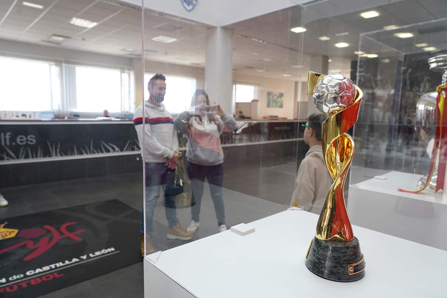 La sede de la RFCyLF exhibe la Eurocopa 2024y la Copa Mundial femenina del 2023 