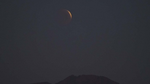 Fotos César Sánchez / ICAL. Luna llena y eclipse lunar sobre Ponferrada y El Bierzo 