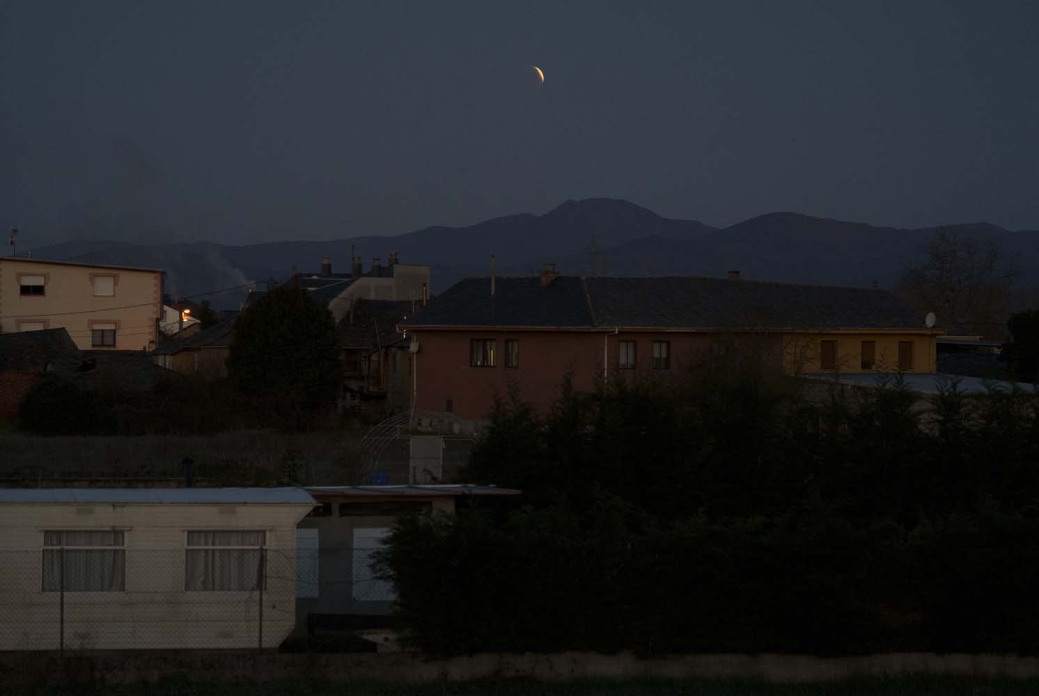 César Sánchez / ICAL. Luna llena y eclipse lunar sobre Ponferrada y El Bierzo 