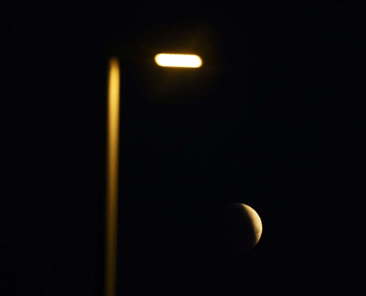 César Sánchez / ICAL Luna llena y eclipse lunar sobre Ponferrada y El Bierzo