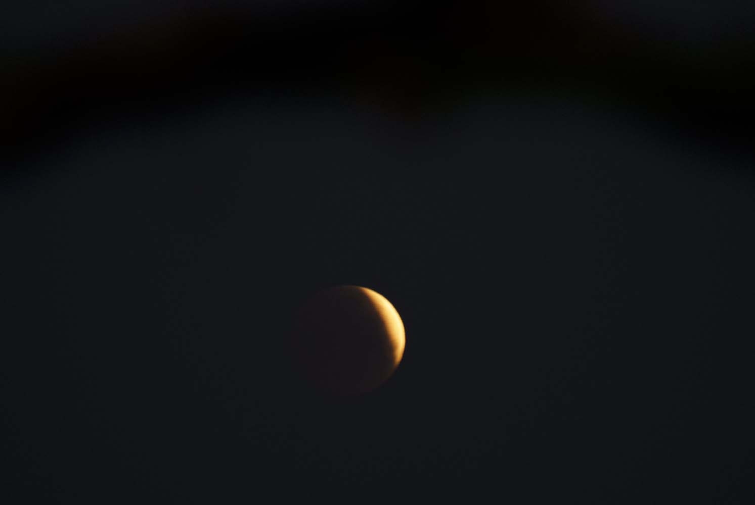 César Sánchez / ICAL. Luna llena y eclipse lunar sobre Ponferrada y El Bierzo 