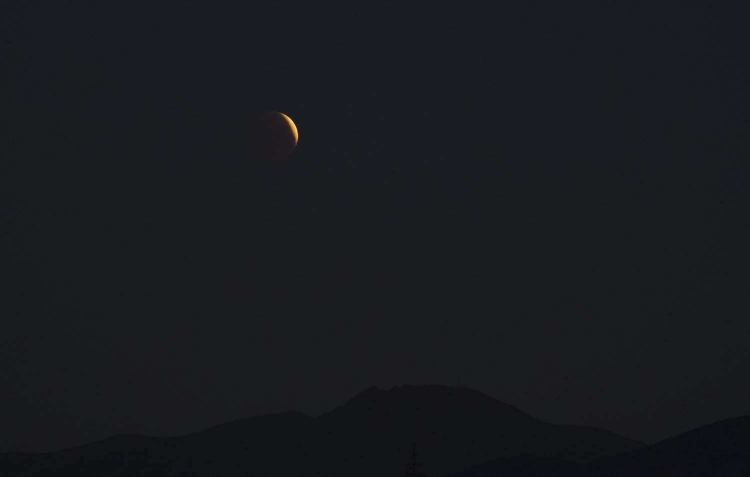 César Sánchez / ICAL. Luna llena y eclipse lunar sobre Ponferrada y El Bierzo