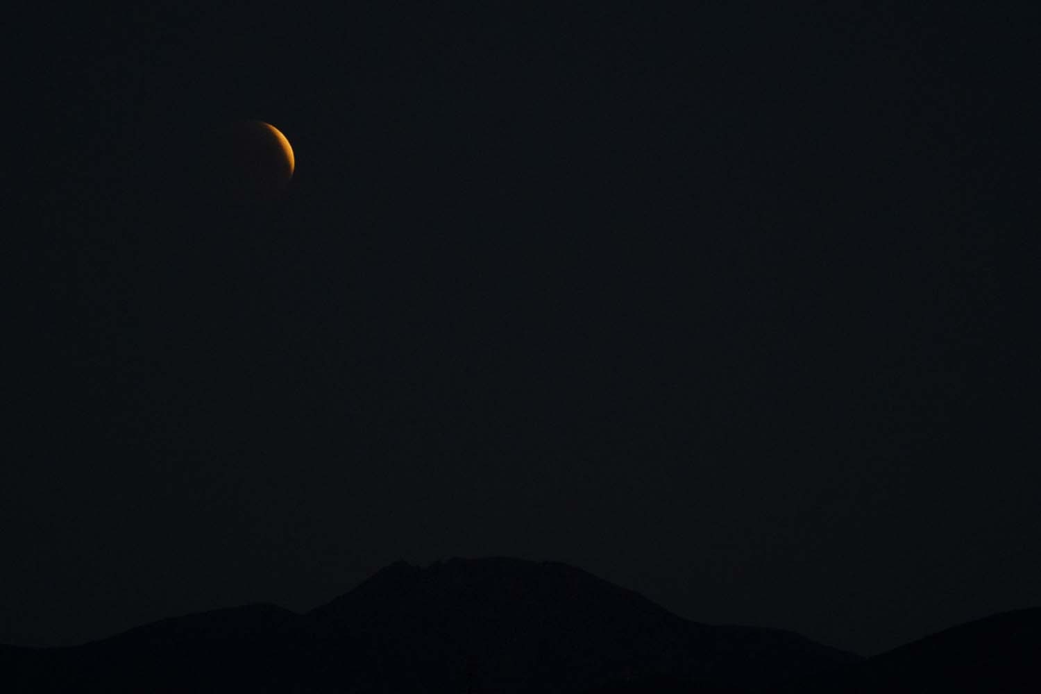 César Sánchez / ICAL. Luna llena y eclipse lunar sobre Ponferrada y El Bierzo 