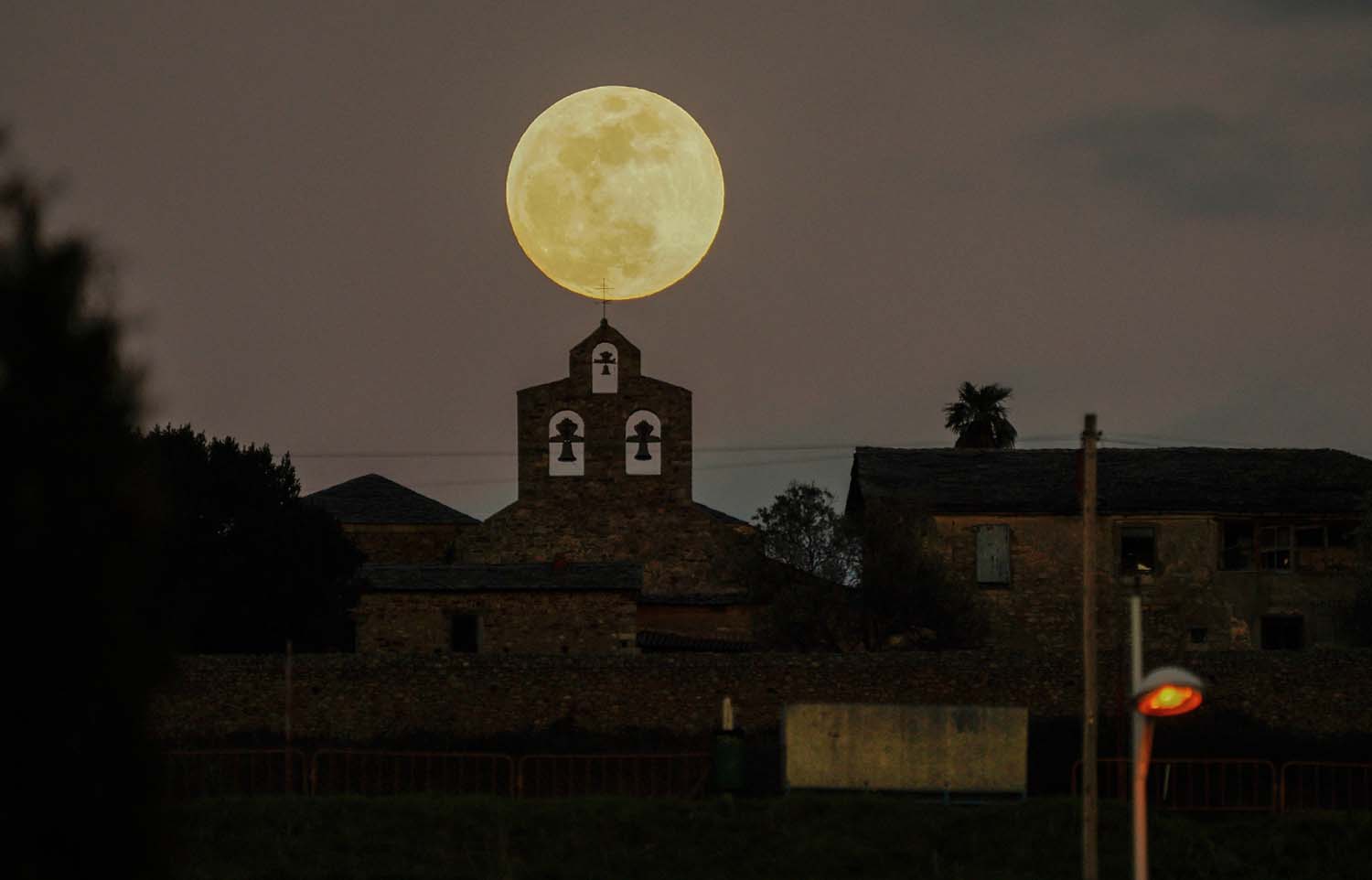 César Sánchez / ICAL. Luna llena y eclipse lunar sobre Ponferrada y El Bierzo 