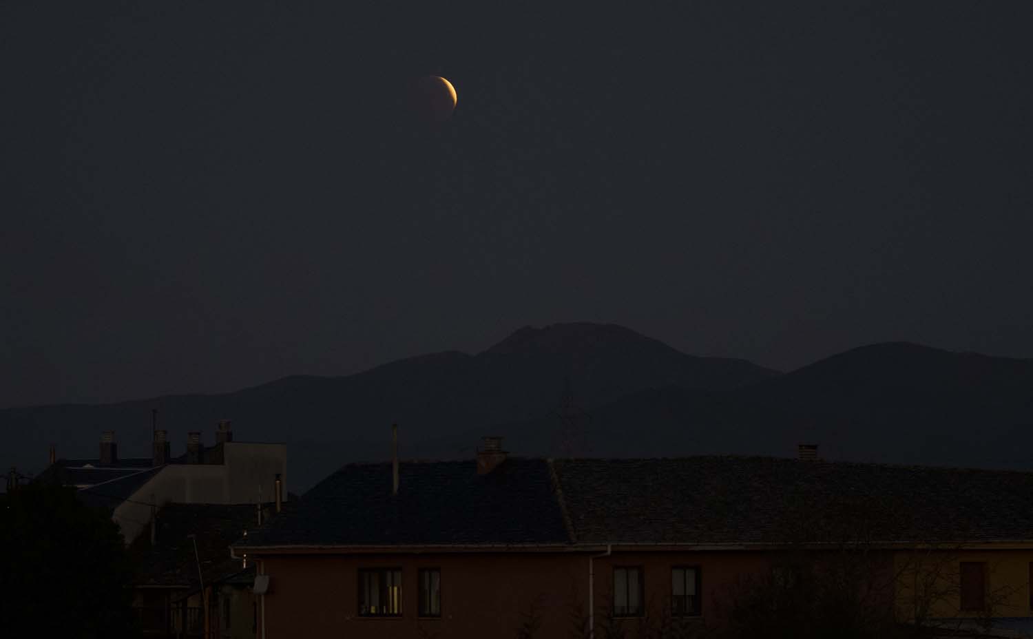 César Sánchez / ICAL. Luna llena y eclipse lunar sobre Ponferrada y El Bierzo