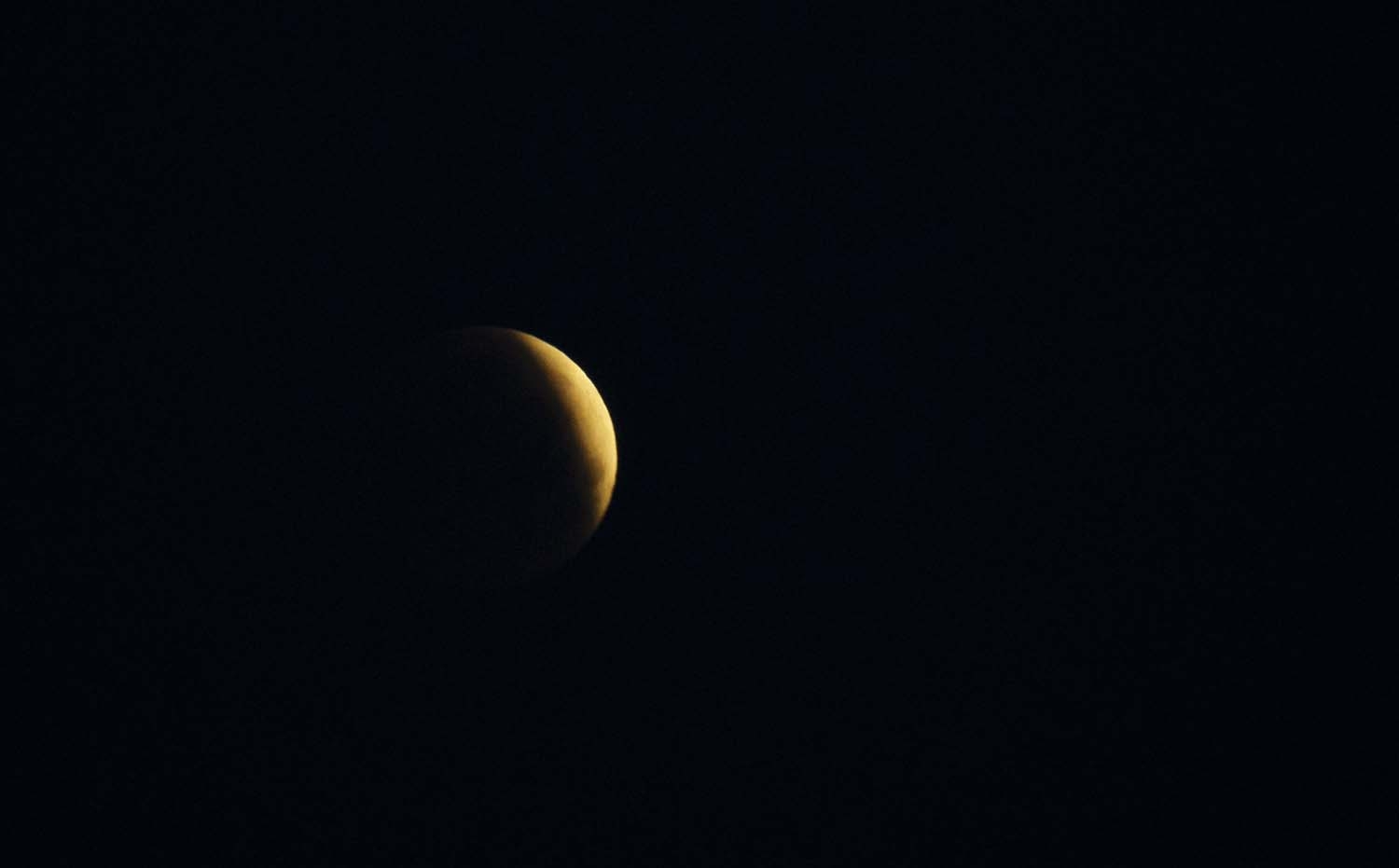 César Sánchez / ICAL. Luna llena y eclipse lunar sobre Ponferrada y El Bierzo 