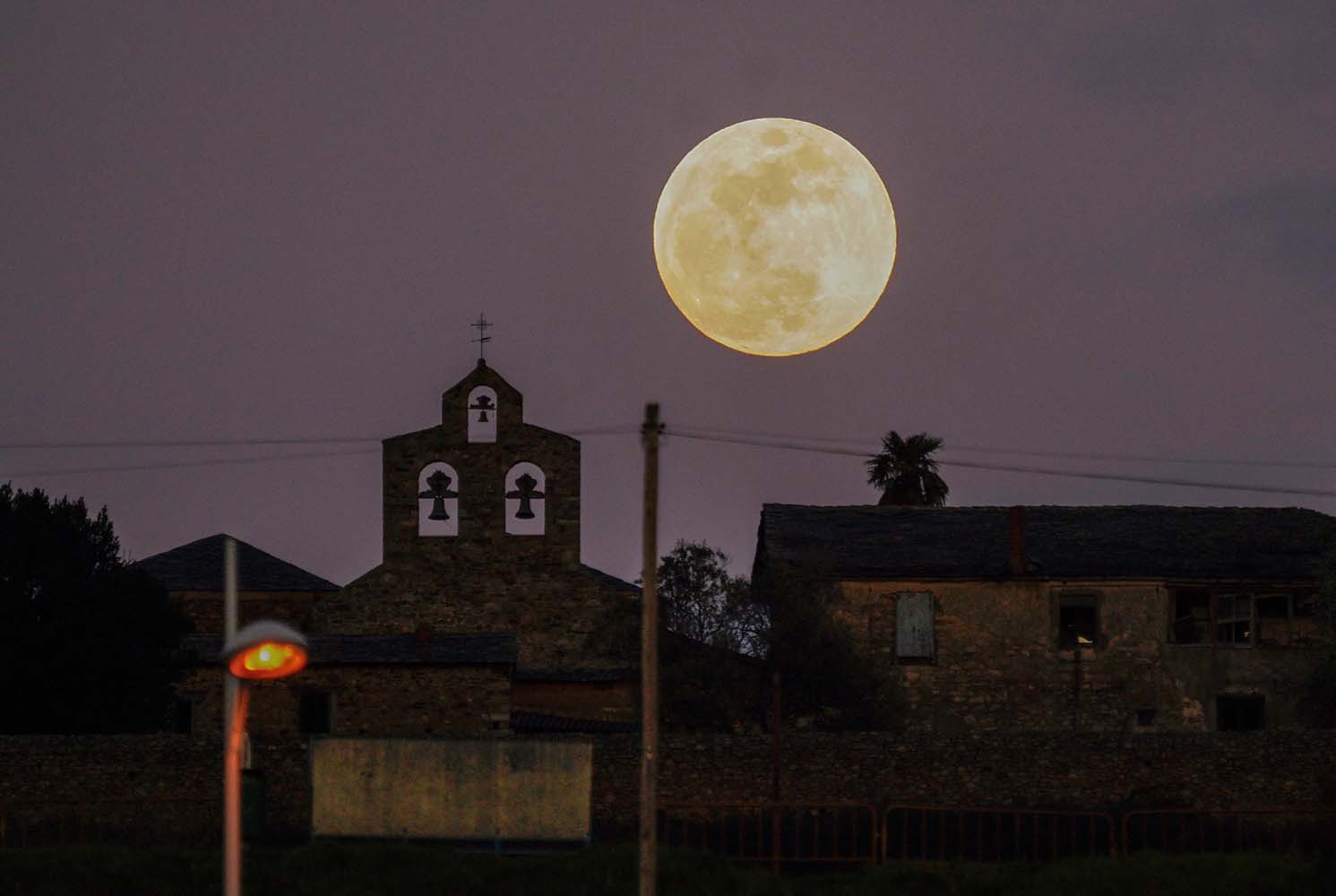 César Sánchez / ICAL. Luna llena y eclipse lunar sobre Ponferrada y El Bierzo