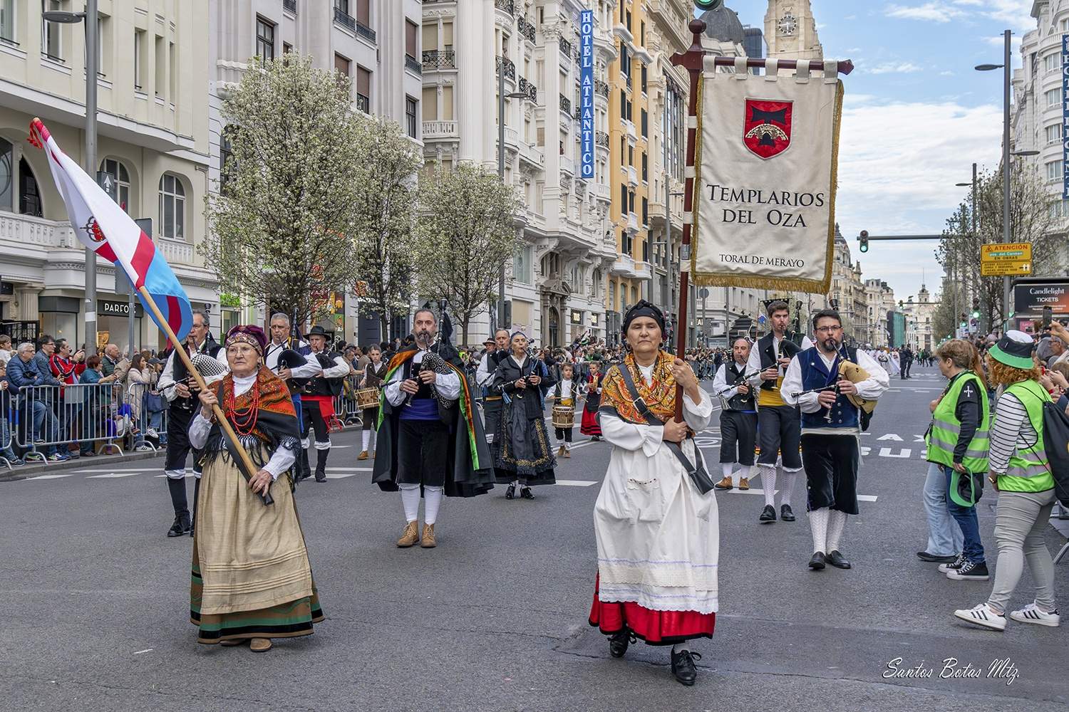 Representantes Templario del Oza en el desfile de San Patricio 2024.