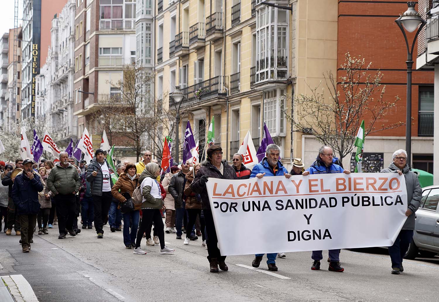 El Bierzo se manifiesta en las calles de Valladolid en defensa de la sanidad pública.