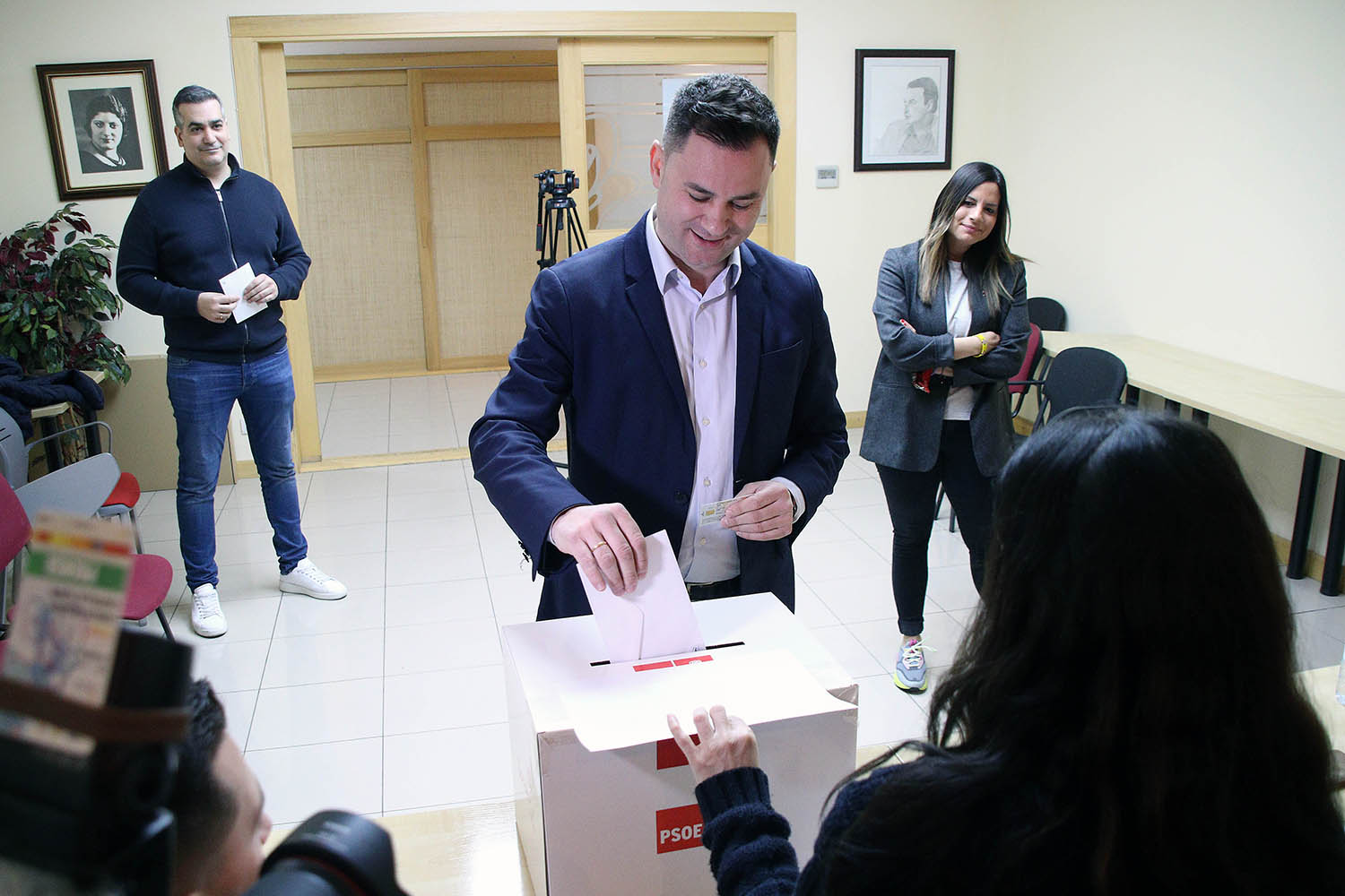 El candidato Javier Alfonso Cendón votando en las primarias del PSOE de León.