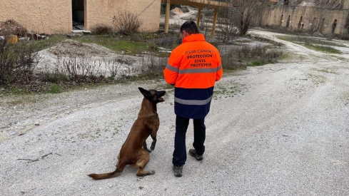 La Unidad Canina de PROTEMER (Lago de Carucedo) estrena nuevo material junto a los seis perros del equipo 