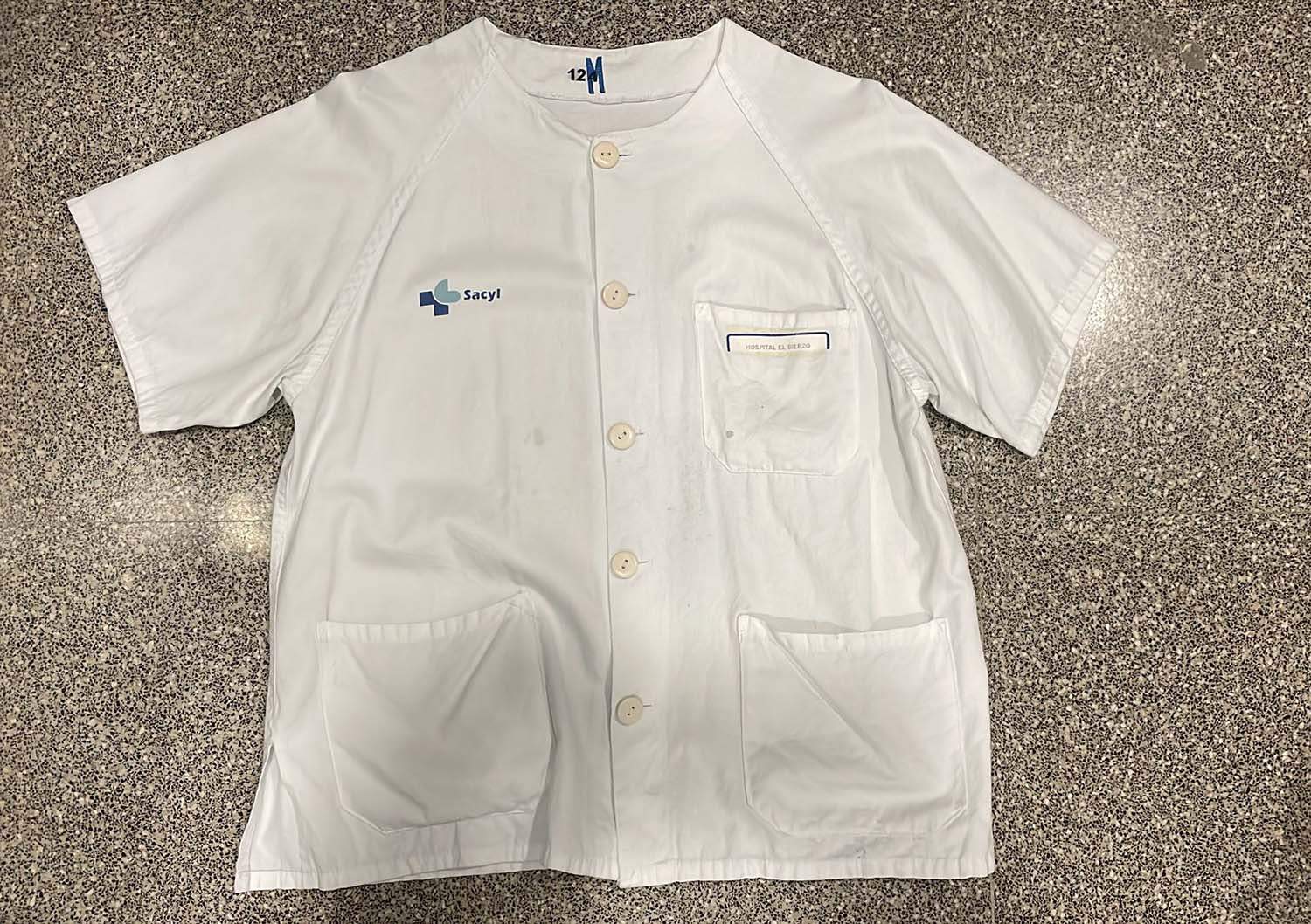 Uniforme del Hospital del Bierzo con manchas