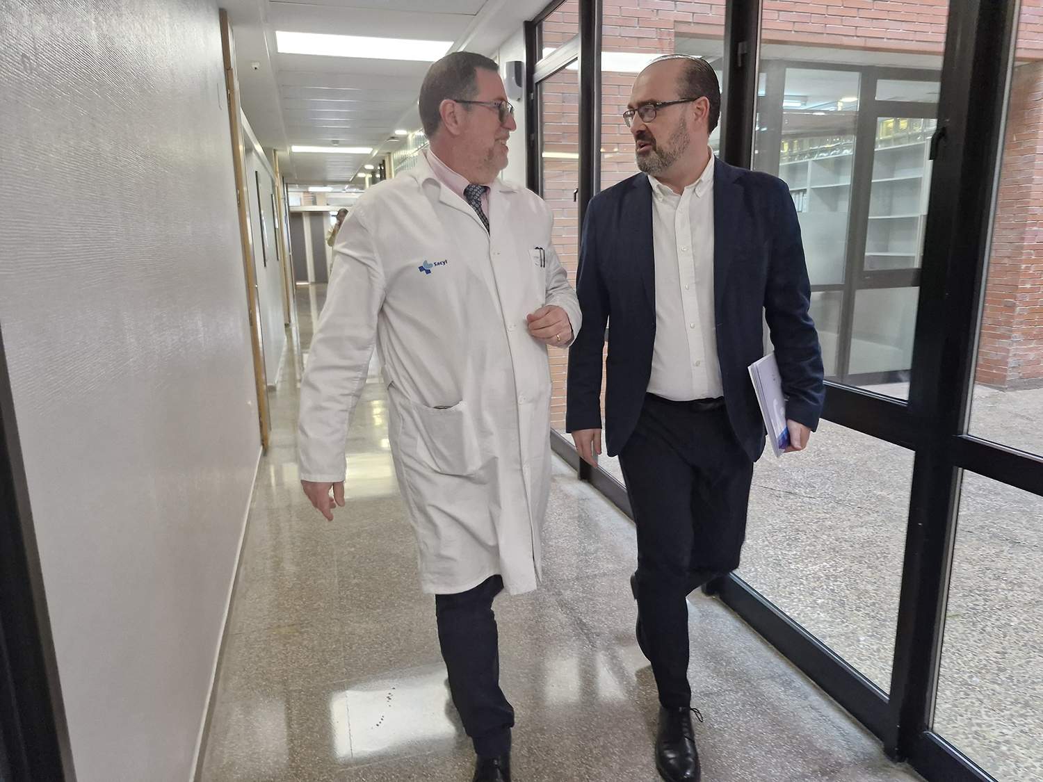 El gerente del Hospital del Bierzo, Juan Ortiz de Saracho (I), y el alcalde de Ponferrada, Marco Morala (D)