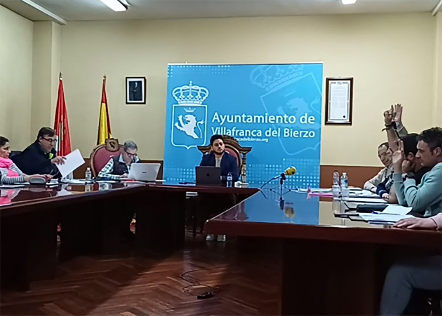 Los cuatro concejales del PSOE de Villafranca y CB votando en contra en el pleno