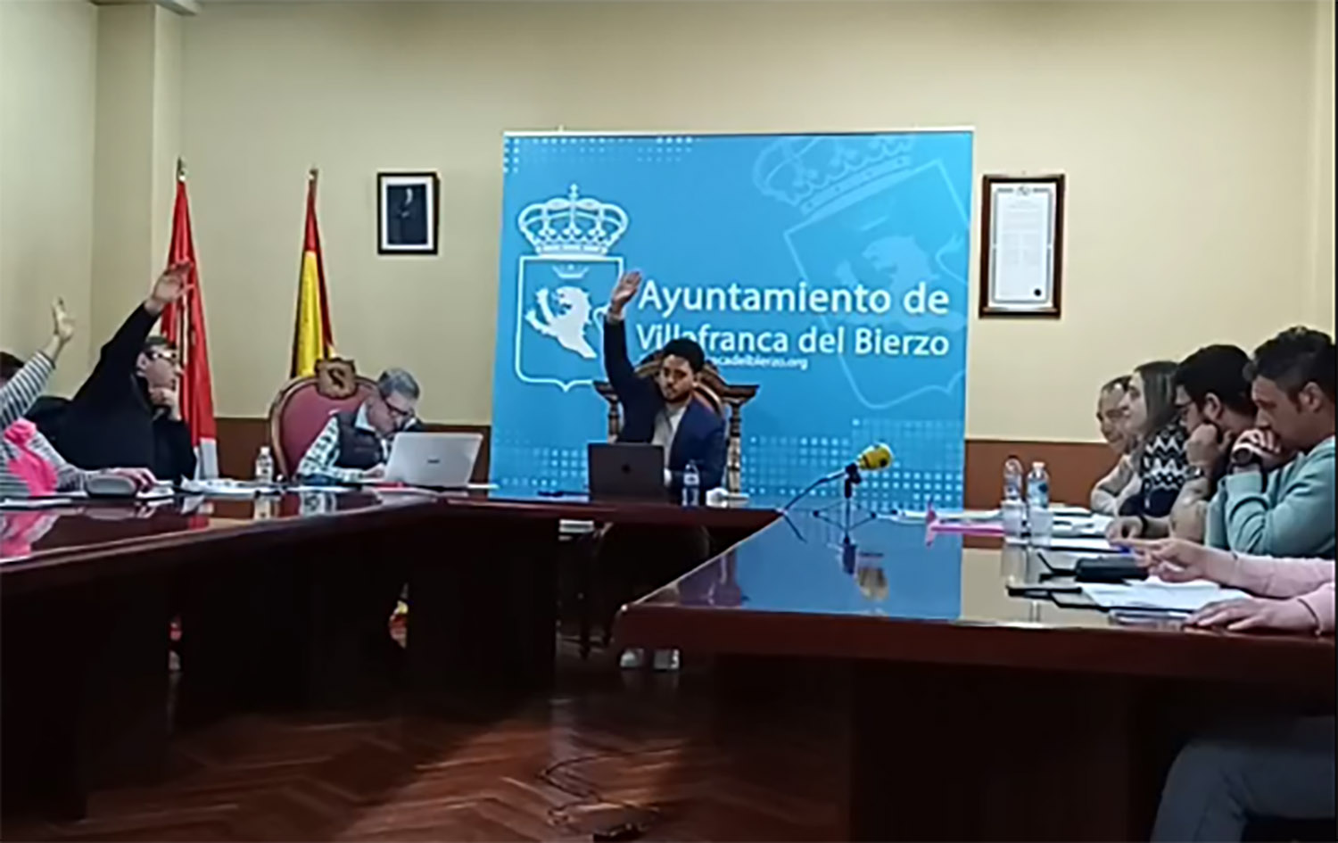 El alcalde de Villafranca del Bierzo y el PP votando a favor en el pleno