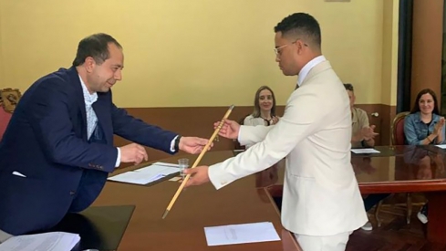 Castelao y Anderson durante el pleno de investidura en Villafranca del Bierzo