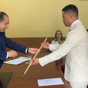 Castelao y Anderson durante el pleno de investidura en Villafranca del Bierzo