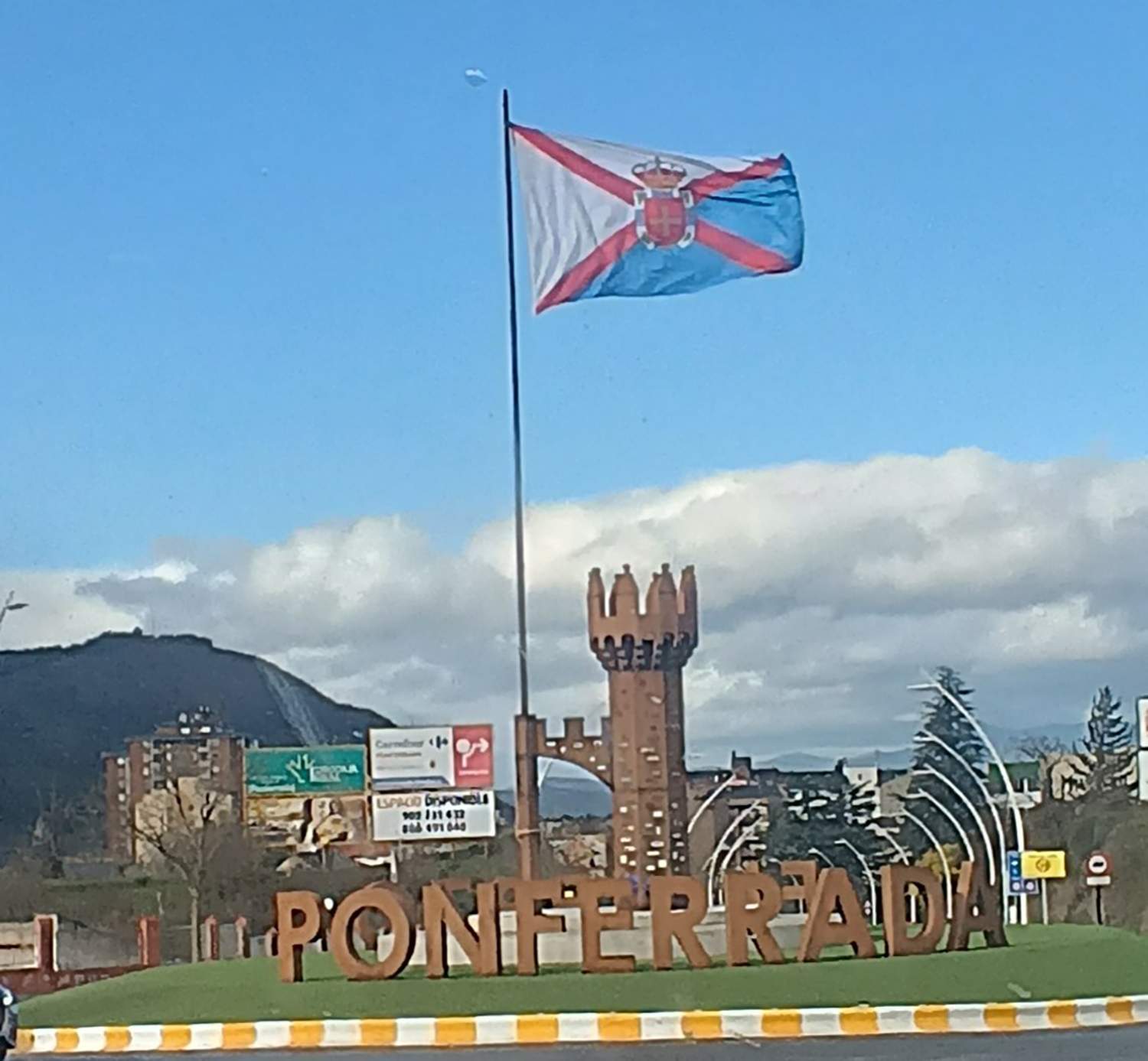 La bandera del Bierzo antes de ser arrastrada por las rachas de viento La bandera del Bierzo antes de ser arrastrada por las rachas de viento