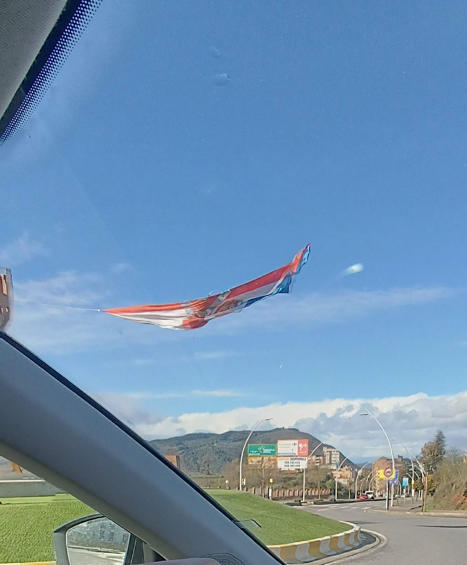 La bandera del Bierzo suelta por las fuertes rachas de viento La bandera del Bierzo suelta por las fuertes rachas de viento