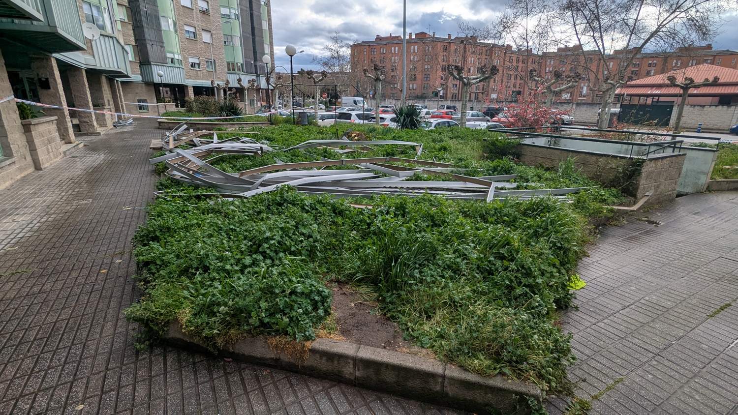 Caída de la estructura de los 'edificios verdes' de Ponferrada (1) Caída de la estructura de los 'edificios verdes' de Ponferrada (1)