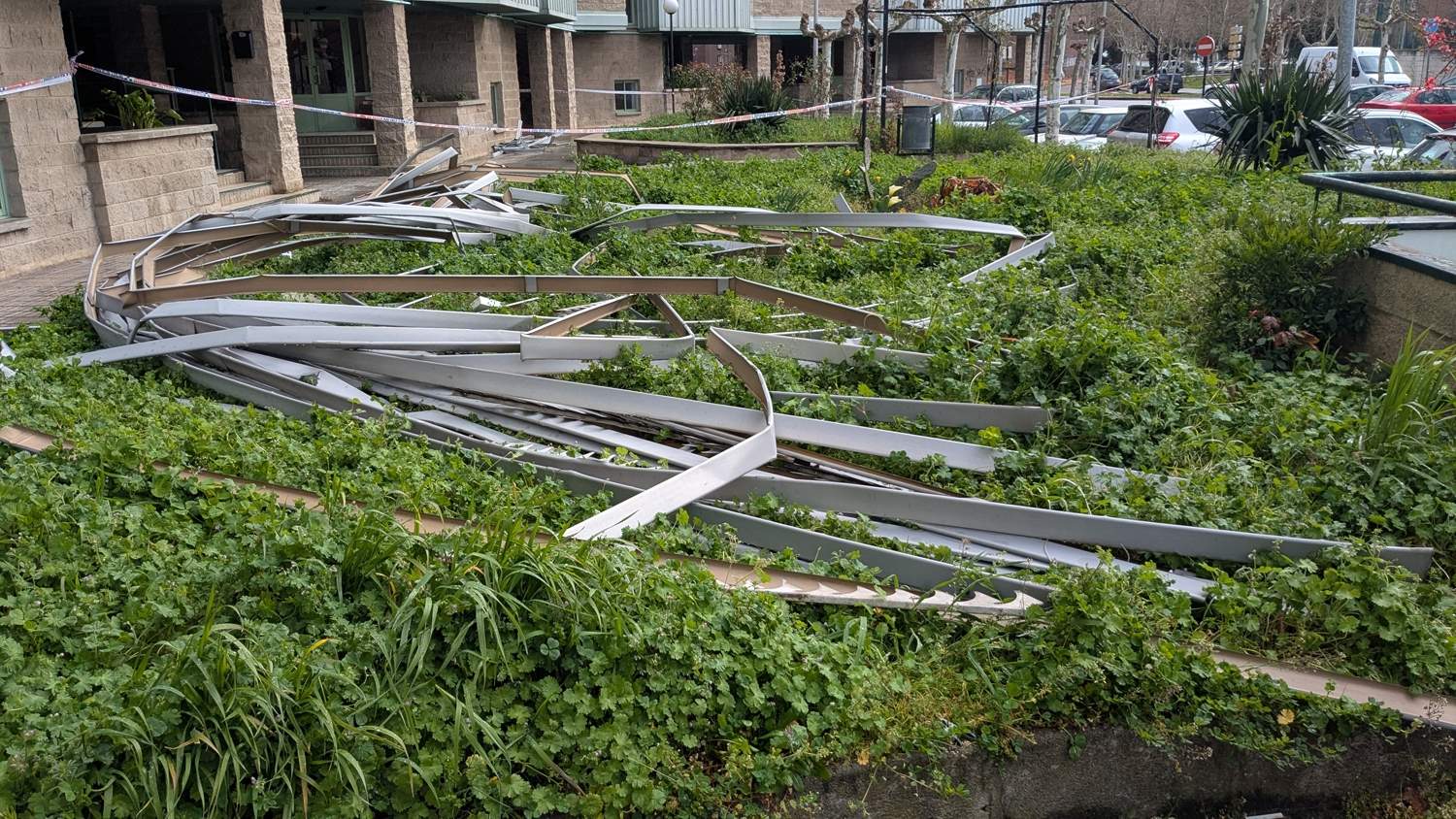 Caída de la estructura de los 'edificios verdes' de Ponferrada (5) Caída de la estructura de los 'edificios verdes' de Ponferrada (5)