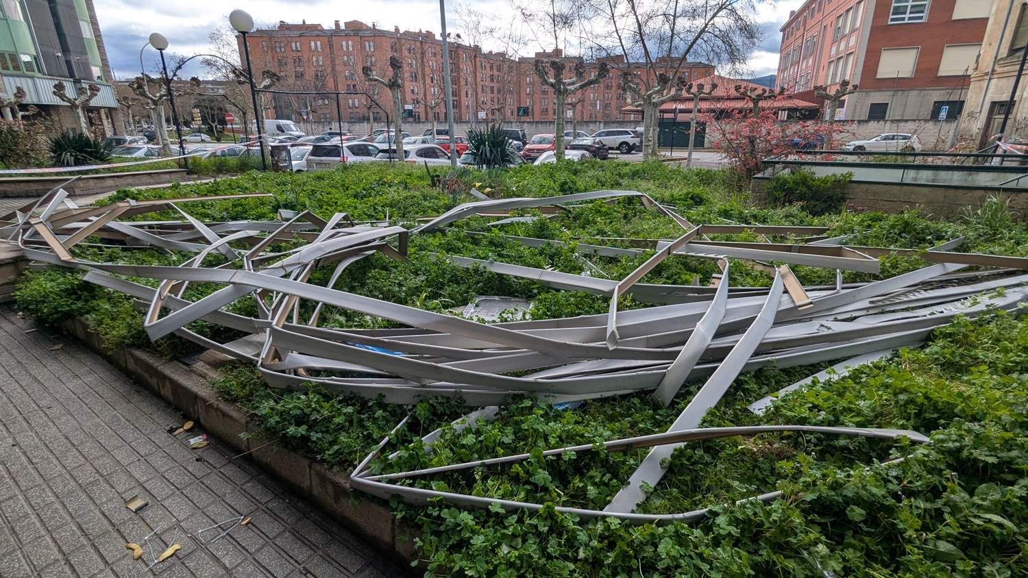 Caída de la estructura de los 'edificios verdes' de Ponferrada (6) Caída de la estructura de los 'edificios verdes' de Ponferrada (6)