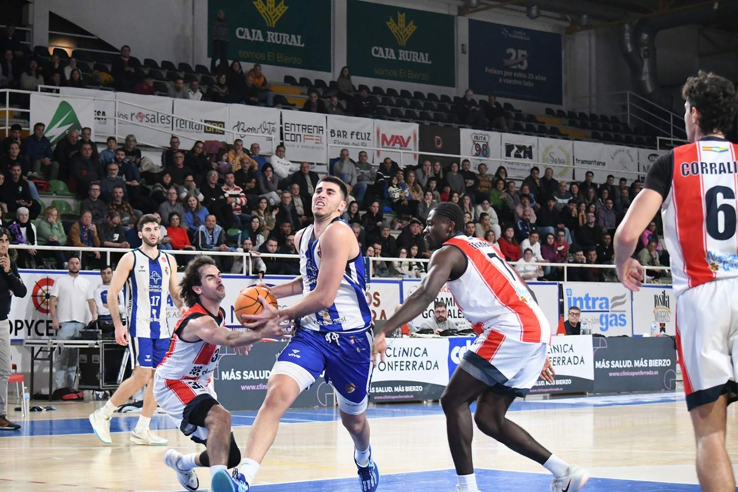 El Clínica Ponferrada en un encuentro durante esta temporada