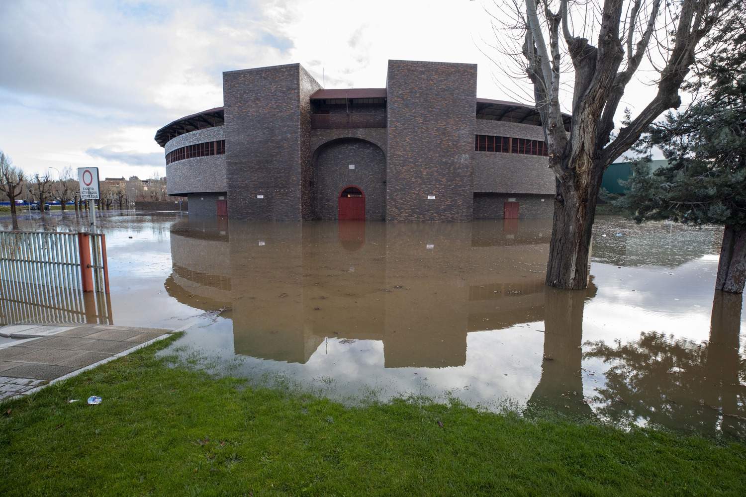 Las intensas lluvias provocan el desbordamiento del río Adaja a su paso por Ávila | Rmestudios / ICAL Las intensas lluvias provocan el desbordamiento del río Adaja a su paso por Ávila | Rmestudios / ICAL