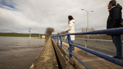 Las intensas lluvias provocan el desbordamiento del río Adaja a su paso por Ávila | ICAL Las intensas lluvias provocan el desbordamiento del río Adaja a su paso por Ávila | ICAL