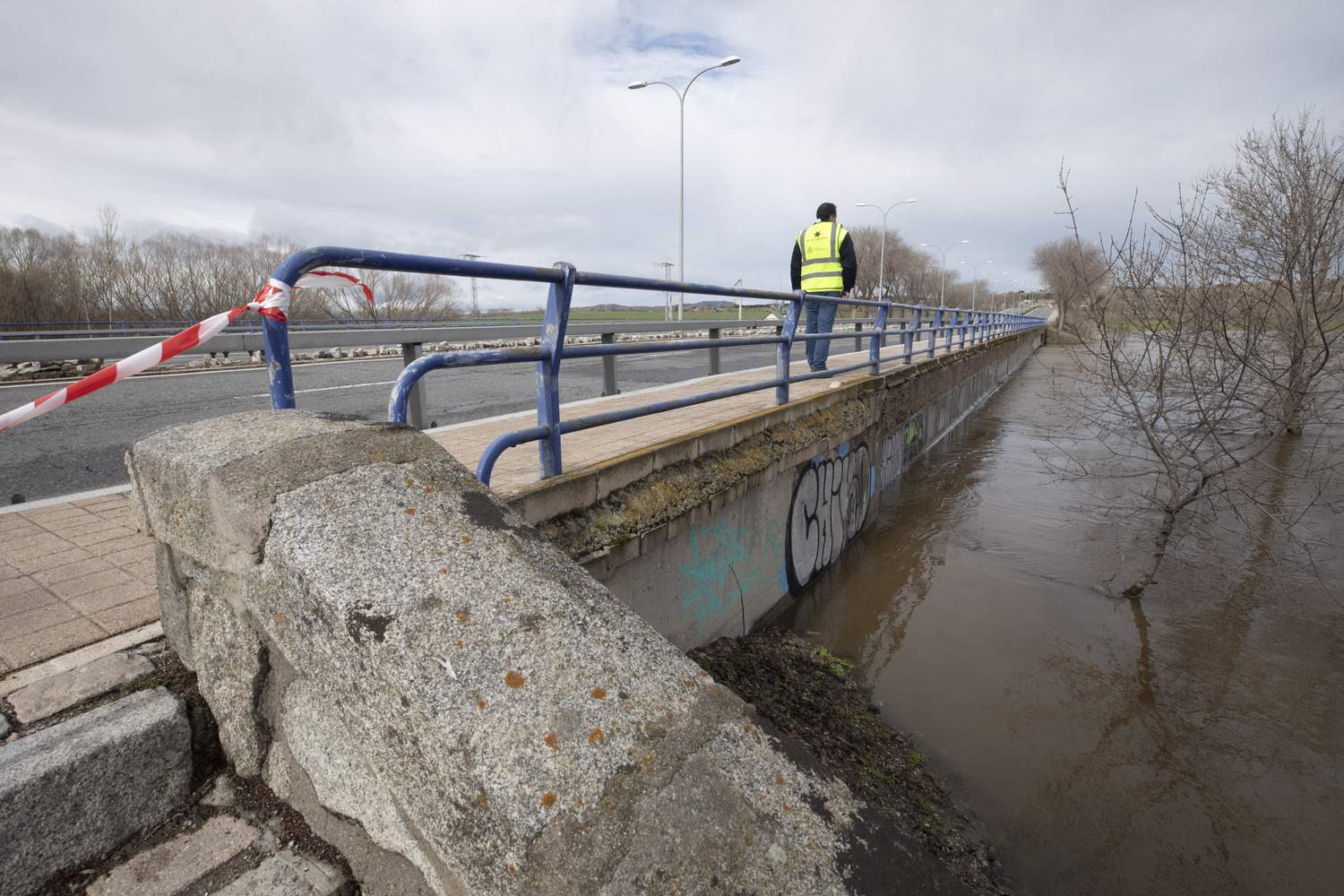 Las intensas lluvias provocan el desbordamiento del río Adaja a su paso por Ávila | ICAL Las intensas lluvias provocan el desbordamiento del río Adaja a su paso por Ávila | ICAL