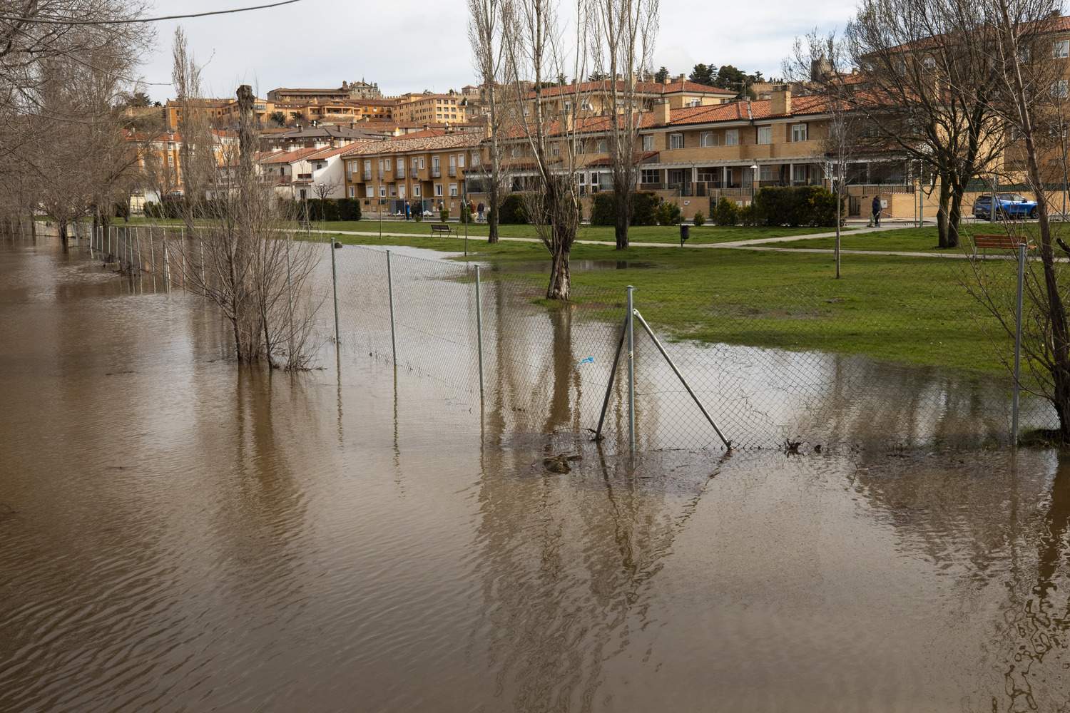 Las intensas lluvias provocan el desbordamiento del río Adaja a su paso por Ávila | ICAL Las intensas lluvias provocan el desbordamiento del río Adaja a su paso por Ávila | ICAL