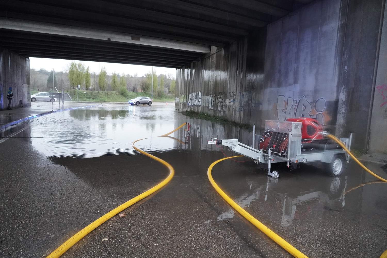 Cortados los accesos de la VA-20 desde la avenida de Burgos por la lluvia | Rubén Cacho / ICAL