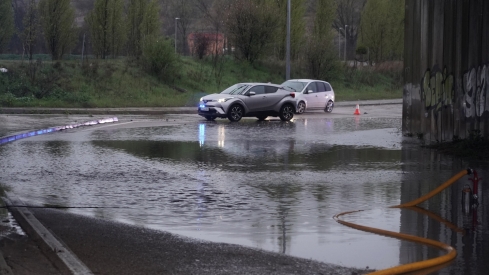 Cortados los accesos de la VA-20 desde la avenida de Burgos por la lluvia | Rubén Cacho / ICAL