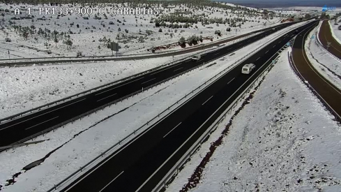 La nieve corta 20 kilómetros de carreteras y mantiene casi 200 de vías y autovías de Castilla y León como "transitables con precaución" La nieve corta 20 kilómetros de carreteras y mantiene casi 200 de vías y autovías de Castilla y León como "transitables con precaución"