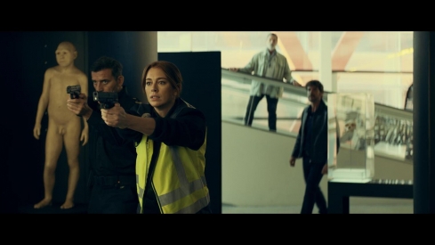 La película 'La huella del mal' rodada en Atapuerca. En la imagen la actriz protagonista, Blanca Suarez, en una secuencia rodada en el MEH de Burgos | La Charito Films / ICAL