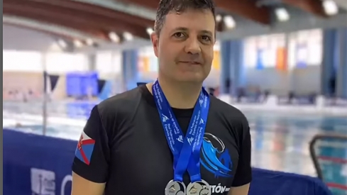 El berciano Rubén Serrano se cuelga dos medallas de plata en el Campeonato de España de Fondo de Natación Máster El berciano Rubén Serrano se cuelga dos medallas de plata en el Campeonato de España de Fondo de Natación Máster