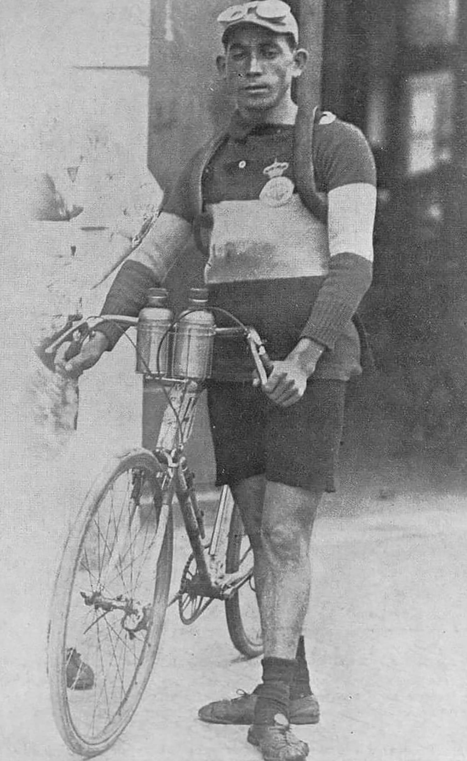 Victorino Otero Alonso con su bicicleta