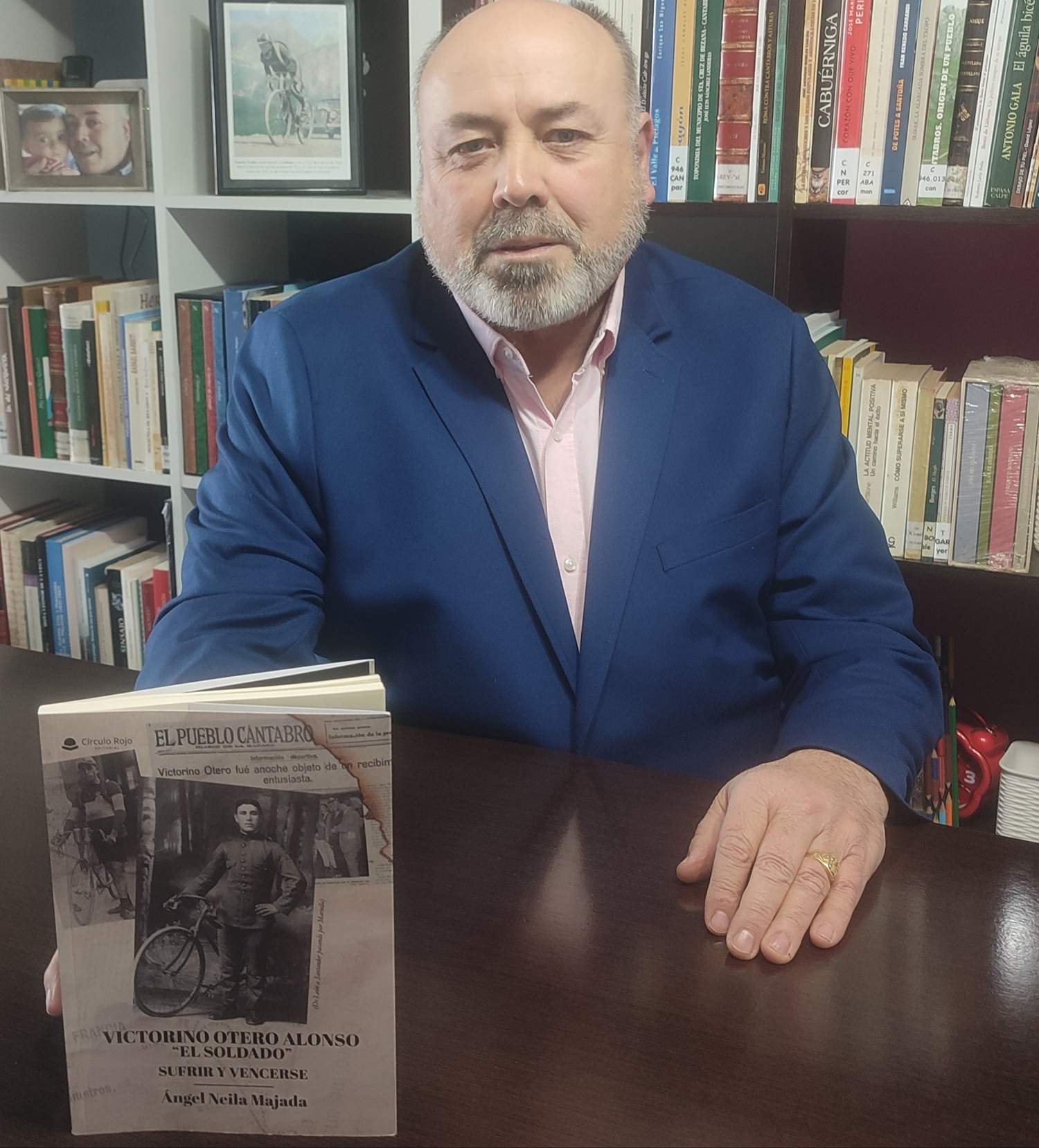 Ángel Neila sostiene un ejempplar del libro
