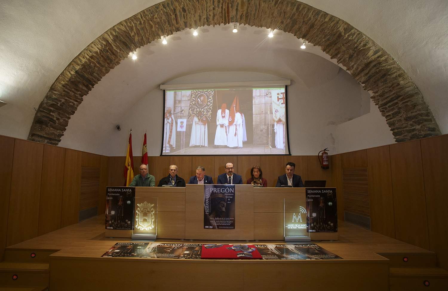 César Sánchez ICAL. El alcalde de Ponferrada, Marco Morala (3D), junto a los miembros de la Real Hermandad de Jesús Nazareno, durante la presentción del programa de Semana Santa de Ponferrada.