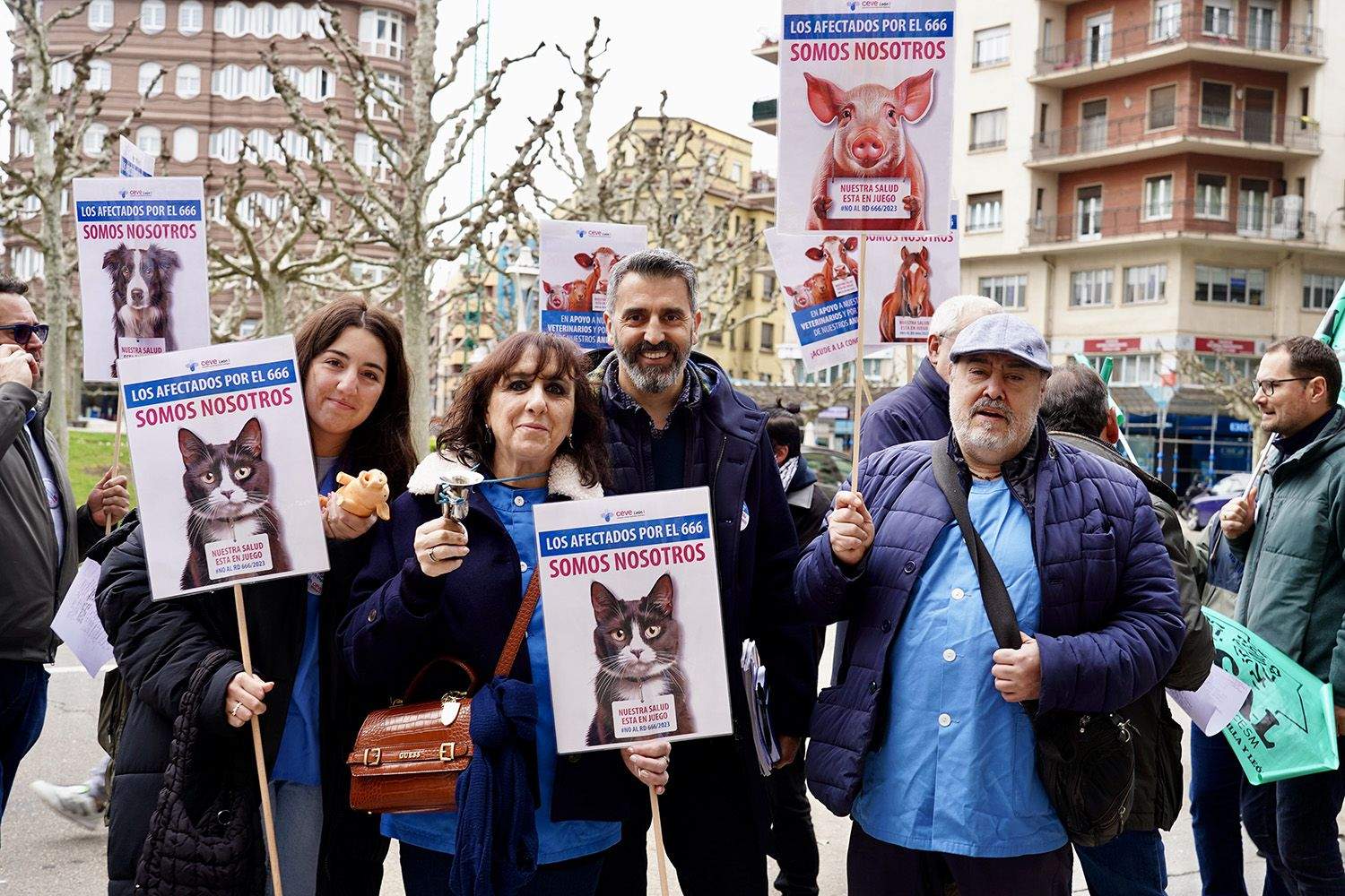Campillo ICAL. Concentración de los veterinarios de León contra el nuevo decreto que regula la dispensación y uso de medicamentos