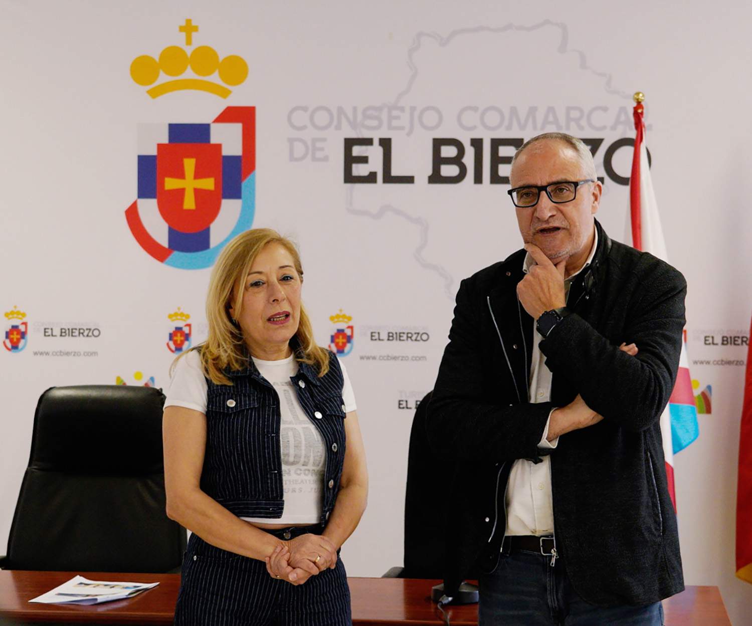 César Sánchez ICAL. El presidente del Consejo Comarcal del Bierzo, Olegario Ramón, junto a la directora de Alzheimer Bierzo, Ana Pilar Rodríguez, durante la presentación del proyecto 'Vivienda rural'.