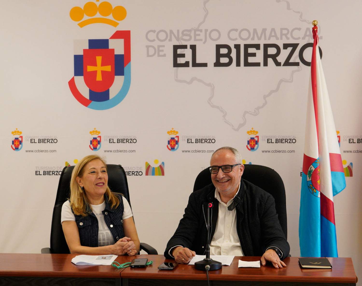 César Sánchez ICAL. El presidente del Consejo Comarcal del Bierzo, Olegario Ramón, junto a la directora de Alzheimer Bierzo, Ana Pilar Rodríguez, durante la presentación del proyecto 'Vivienda rural'