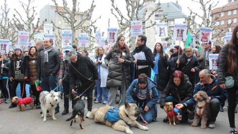 Concentración de los veterinarios de León contra el nuevo decreto que regula la dispensación y uso de medicamentos