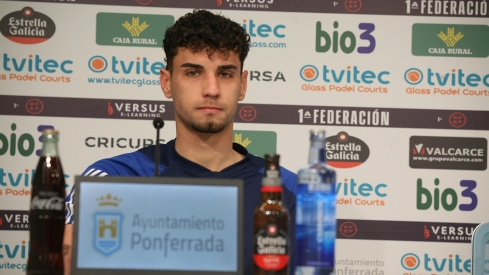 El jugador de la Ponferradina Álex Costa sobre su lesión: "Pasar por quirófano fue una opción que valoramos"