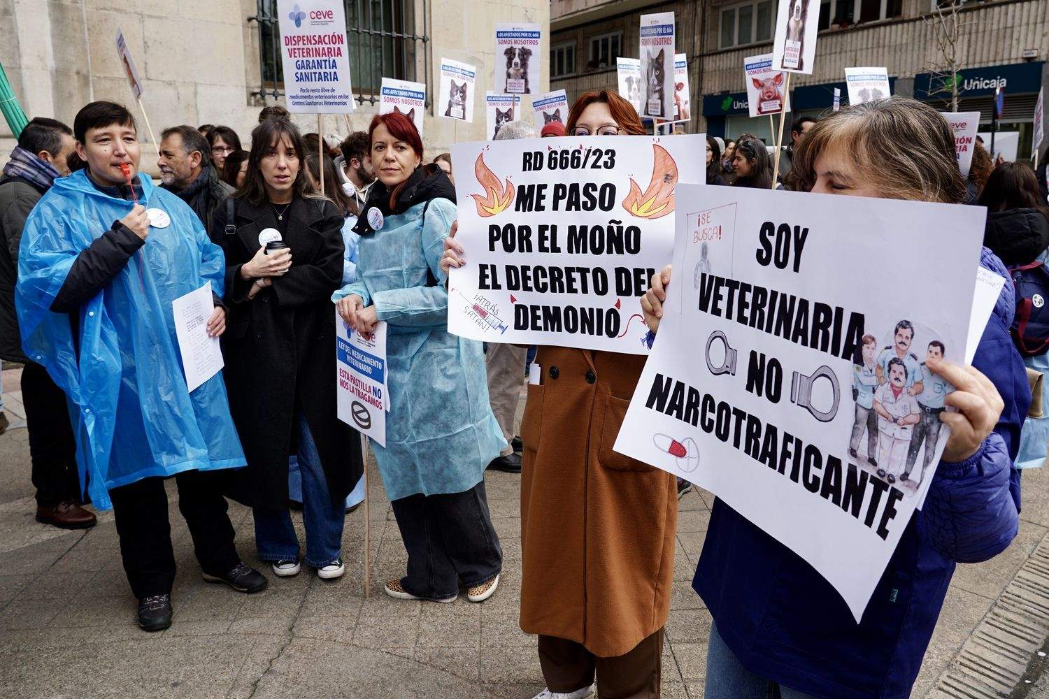 Concentración de los veterinarios de León por el uso de medicamentos | Campillo / ICAL